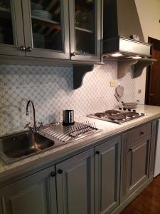 贝瓦尼亚Casa Vacanze del Console的厨房柜台设有水槽和炉灶。