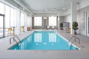 多瓦尔Holiday Inn & Suites Montreal Airport的大型客房带窗户,设有大型游泳池