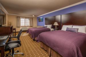 蒙特雷美洲最佳价值客栈汽车旅馆的酒店客房配有两张床和一张书桌