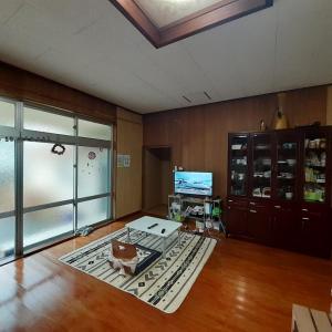 Janadō民泊まったりん人的客厅配有桌子和电视