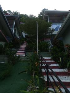 停泊岛Perhentian Chomel Chalet的房屋庭院里的一套楼梯