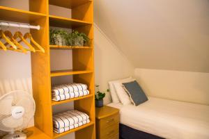 哈海Hahei Beach Resort的客房设有双层床和黄色书架。