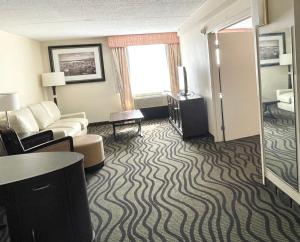 威克利夫法尔布里奇克利夫兰东酒店的酒店客房设有沙发和客厅。
