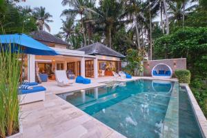 乌布Villa Balinese Luxurious Elegance的房屋前游泳池的图像