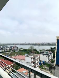 海防HOTEL Blue Rose的从大楼的阳台上可欣赏到河流美景