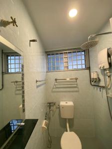 实兆远HOTEL MIRAMA 美麗華酒店的白色的浴室设有卫生间和水槽。