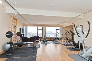 海宁格松Thon PartnerHotel Saga的大楼内带跑步机和健身器材的健身房