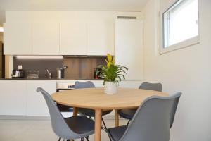 阿格诺Brand New Apartmentcecilia Residence Apt N5的厨房里配有餐桌和椅子
