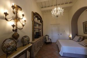 埃尔科拉诺Casa Raiola Ercolano Luxury Rooms & Spa的一间卧室配有一张床和一个吊灯