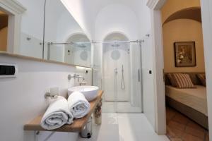 埃尔科拉诺Casa Raiola Ercolano Luxury Rooms & Spa的一间带水槽和淋浴的浴室