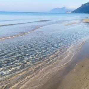 阿齐欧斯·贡多斯Sebastian's - Agios Gordios Beach的一片沙滩,一片水