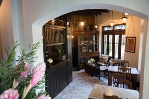 曼谷1905年遗产角落旅馆的客厅和带拱门的用餐室