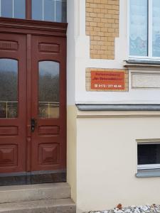 普劳恩Ferienwohnung am Birkenwäldchen的大楼一侧的红色门
