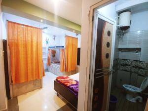 瓦拉纳西Banaras Guest House的客房设有带一张床和淋浴的浴室。