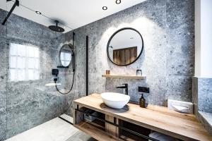 索尔登Sonnalp Residences的一间带水槽和镜子的浴室