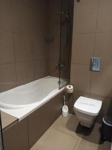 帕福斯中央狄俄尼索斯酒店的带浴缸和卫生间的浴室。