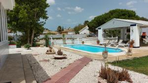 奇克拉纳－德拉弗龙特拉El Cortijo的一座房子后院的游泳池