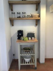 CatusMas de Bruget的厨房配有带咖啡设施的桌子