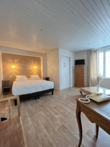 滨海拉库阿尔德老格力蒙特酒店的一间大卧室,配有一张床和一张书桌