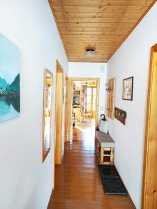格伦德尔湖Haus Annerl的拥有白色墙壁和木制天花板的走廊