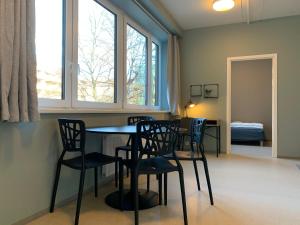 奥斯陆Anker Apartment – Grünerløkka的用餐室配有桌椅和窗户