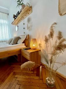 克卢日-纳波卡Camino Home的一间卧室配有一张床和一张带台灯的桌子