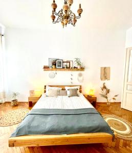 克卢日-纳波卡Camino Home的一间卧室配有一张床和一个吊灯