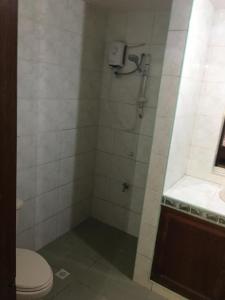 长滩岛Swahili Apartelle的带淋浴和卫生间的浴室
