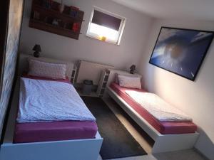 MeyenburgZimmervermietung Bully的一间卧室设有两张床和窗户。