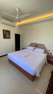 古莉Beach Walk Villa Maldives的一间卧室,卧室内配有一张大床