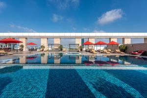 阿布扎比杜森肯尼阿布扎比酒店的一座带椅子的大型游泳池和一座建筑