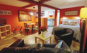 库迪列罗拉卡萨德尔平托尔公寓式酒店的一间卧室设有一张床和一间客厅。