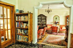 梅拉诺济马酒店的客厅里装满了书架