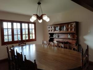 EspinelvasLa Casa de les Oques的用餐室配有大型木桌和椅子