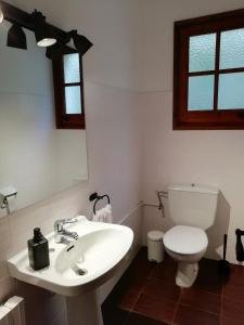 EspinelvasLa Casa de les Oques的浴室配有白色水槽和卫生间。