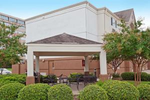 休斯顿Sonesta Simply Suites Houston CityCentre I-10 West的大楼前带桌椅的凉亭