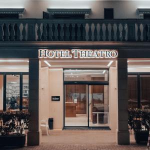 地拉那Hotel Theatro- City Center的大楼前的酒店剧院标志