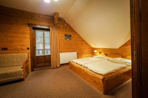 德尔内夫奥里克Srub Karolina的一间卧室设有一张大床和一个窗户。