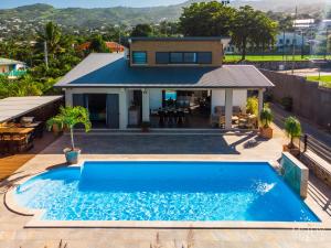 厄唐萨雷VILLA SYLBRIA - Villa d'exception ****的房屋前有蓝色游泳池的房子