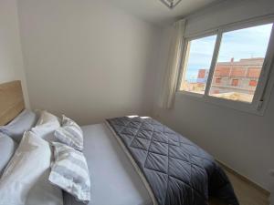 莱斯卡瑟斯-达尔卡纳Casa Queralt的一间卧室设有一张床和一个窗口