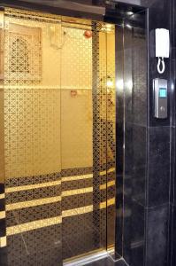 艾卜哈Msakn Aldar的浴室里设有玻璃门淋浴