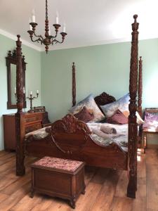 RauschenbachVilla Hainberg的一间卧室配有一张大木床和一张桌子