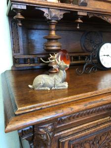 RauschenbachVilla Hainberg的木钟,木钟,木雕,放着一只驯鹿,坐在架子上