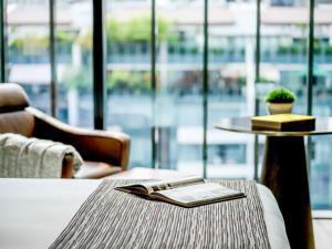 InterContinental Singapore Robertson Quay, an IHG Hotel客房内的一张或多张床位