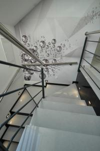 卡尔洛瓦茨Marien Haus的一座带玻璃天花板的建筑中的楼梯