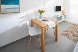 诺德奈WestStrandBlick的木桌和白色椅子。