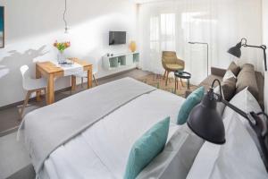 诺德奈WestStrandBlick的一间卧室设有一张床和一间客厅。