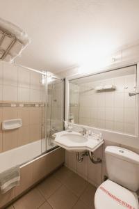 纳夫普利翁Kastello Hotel的浴室配有卫生间、盥洗盆和淋浴。