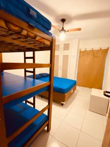 Apartamento até 10 pessoas na enseada Guarujá em condomínio clube praia piscinas salão jogos quadra futebol campo parquinho brinquedos Wi-fi Home office客房内的一张或多张床位