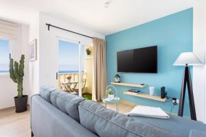 坎德拉里亚Candelaria playa TENERIFE的蓝色的客厅配有沙发和电视